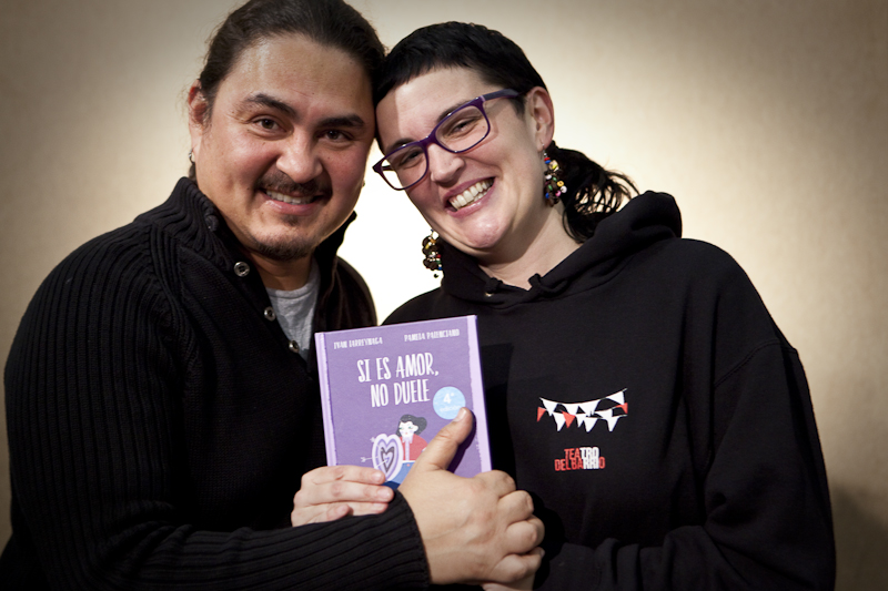 Ivan Larreinaga y Pamela Palenciano con el libro Si es amor no duele
