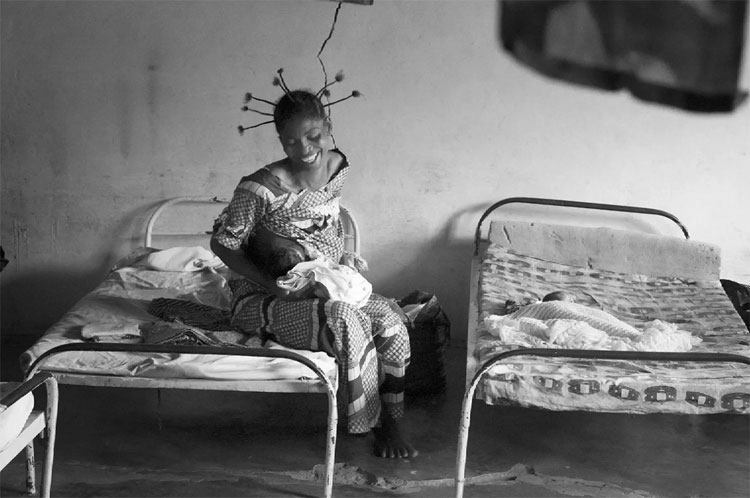 ©PATRICIA BOBILLO | "Maternidad (en Tshiluba “Nzubu wa Balele”)", premio de fotoperiodismo DateCuenta en 2016. En esta ocasión abrimos la beca a cualquier género fotográfico y te acompañamos en la realización, producción y difusión del mismo.