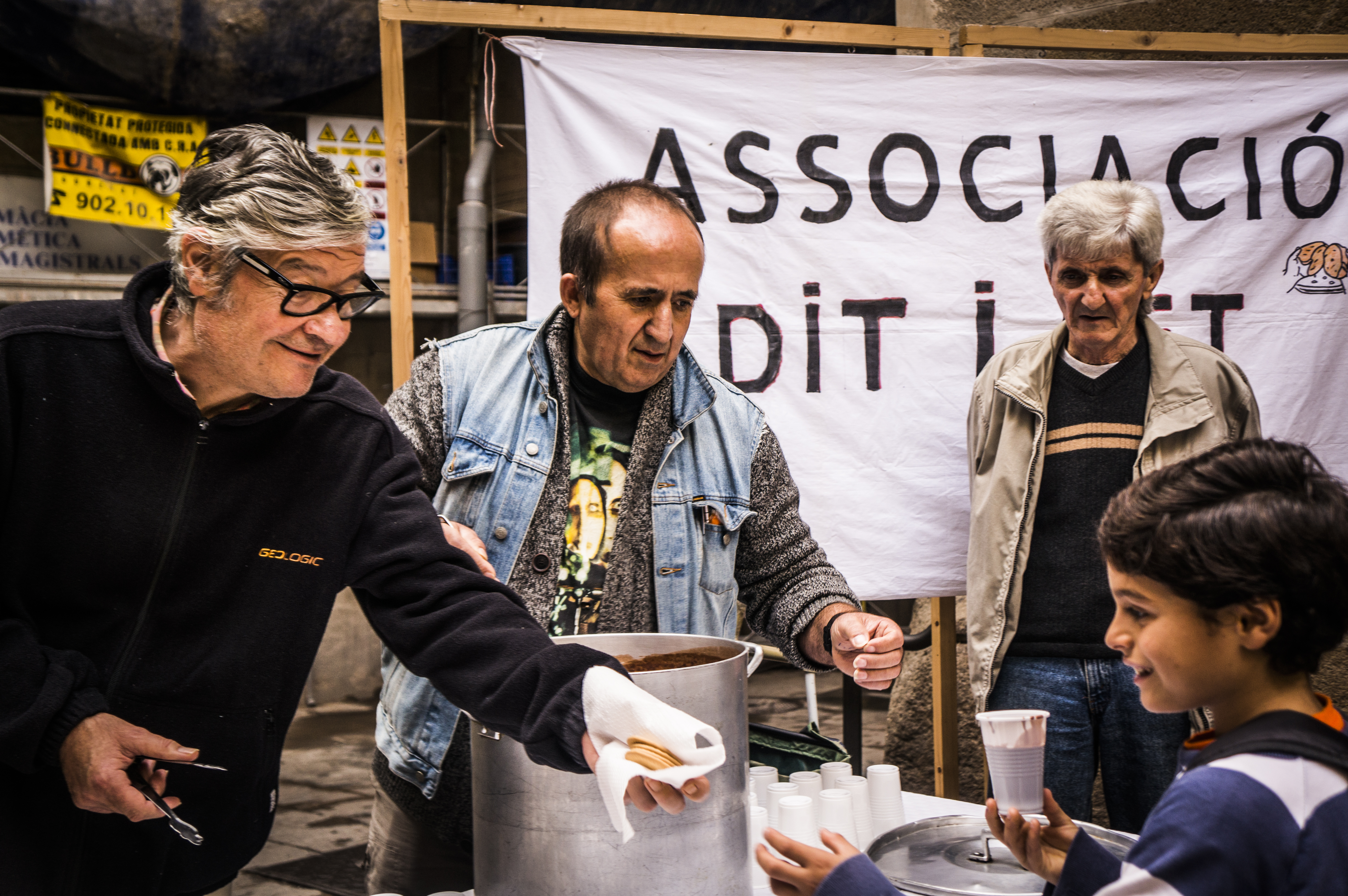 La asociación Dit i Fet ofrece chocolate y galletas a los asistentes al 25 aniversario del Pati Llimona