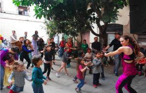 Pequeños y grandes terminaron la fiesta a ritmo de zumba en el Pati Llimona