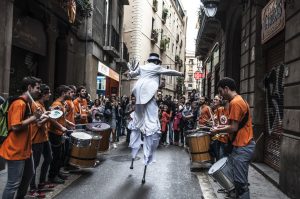 Samba y zancos llenaron las calles del Barrio Gótico de alegría durante la celebración del Centro Cívico Pati Llimona. Foto: Annalea Stecanella
