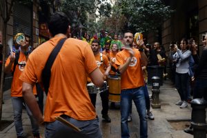 EL grupo de batucada Sambao recorre las calles del barrio Gótico durante la celebración del 25 aniversario del Cenro Cívico Pati Llimona. Foto: María Chamón