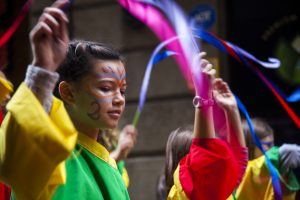 La agrupación de zancos y malabares en el pasacalles por el Barrio Gótico Foto: Judit Domingo