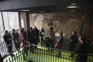 Recorrido por la muralla romana que se encuentra dentro del edificio del Centro Cívico Pati Llimona. Foto: Judit Domingo