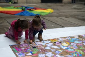 dos niñas juegan en las actividades preparadas por la Asociación Joc Viu para celebrar los 25 años del Pati Llimona. Foto: Nacho Tudela