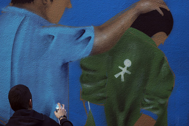 Durante las jornadas, 6 artistas pintaron un mural contra los abusos de poder en el lugar donde fue asesinado Benítez | Foto: LAURA VILLANUEVA