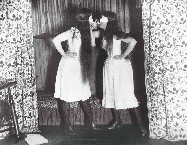 Trude & I Masked, Short Skirts (1891) | Foto: ALICE AUSTEN