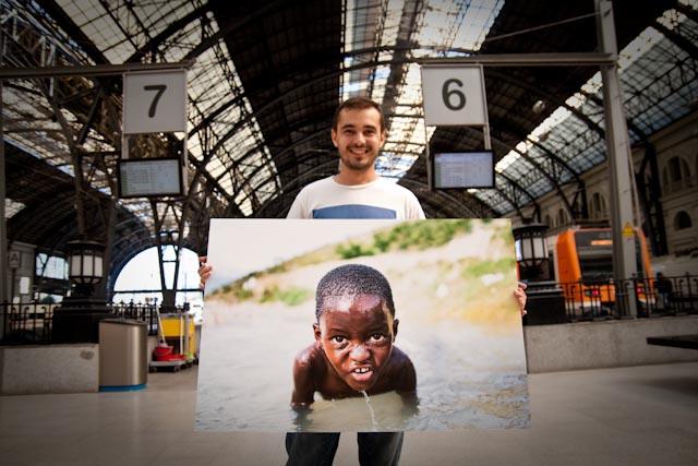 Alberto Pla, durante el montaje de "El Corazón de Haití" en la estación de Francia de Barcelona. | Foto: AITOR FERNÁNDEZ