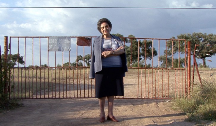 Conchita Viera Nevado, delante de la finca que todavía no puede atravesar. | Frame de 'Vencidxs'