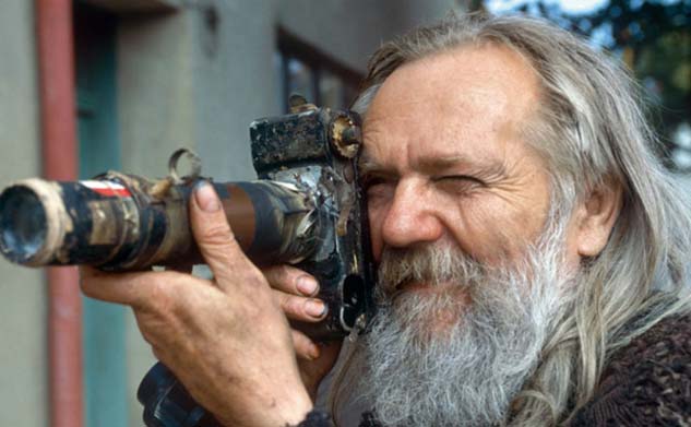 Miroslav Tichý con una de sus cámaras hechas a mano.| Foto:  autor desconocido