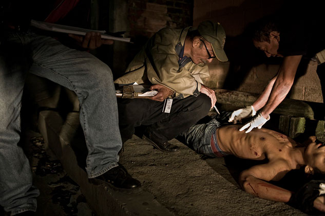 El doctor Abullarade inspecciona el cadáver de un asesinado. El Salvador, el país más pequeño del continente americano, contabilizó más de 4.000 homicidios en 2011. | Foto: EDU PONCES (Sala Negra, RUIDO)